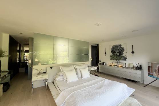 3574C 10 filming location house in Cheshire modern bedroom.jpg