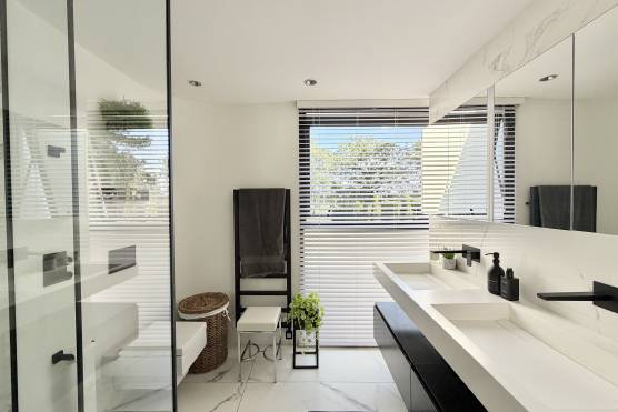 3574C 17 tv drama location house in Cheshire modern bathroom.jpg