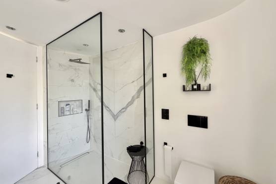 3574C 18 filming location house in Cheshire bathroom.jpg