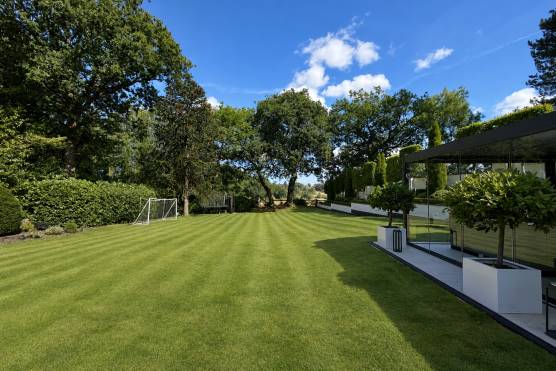 3574C 31 photo shoot location house in Cheshire modern garden..jpg