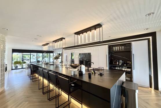 3574C 4 tv commercial location house in Cheshire modern open plan kitchen.jpg