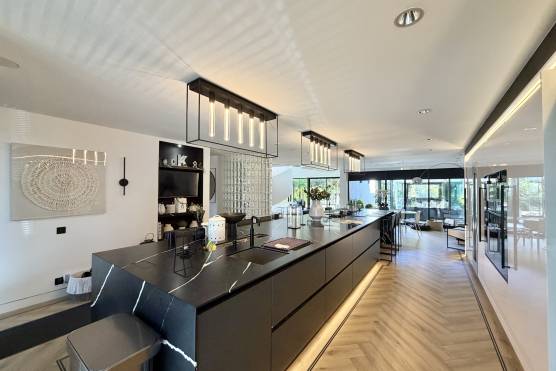 3574C 5 tv drama location house in Cheshire contemporary open plan kitchen .jpg