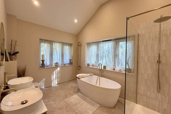 3580M 15 tv shoot location house in Manchester bathroom with bath.jpg