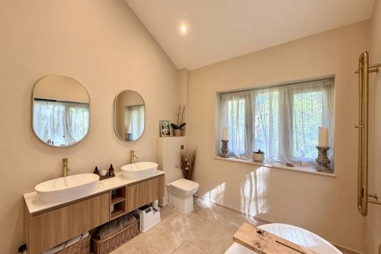 3580M 16 filming location house in Manchester bathroom.jpg