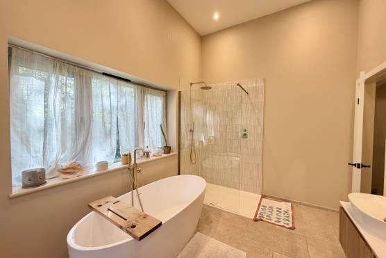 3580M 18 tv drama location house in Manchester bathroom.jpg