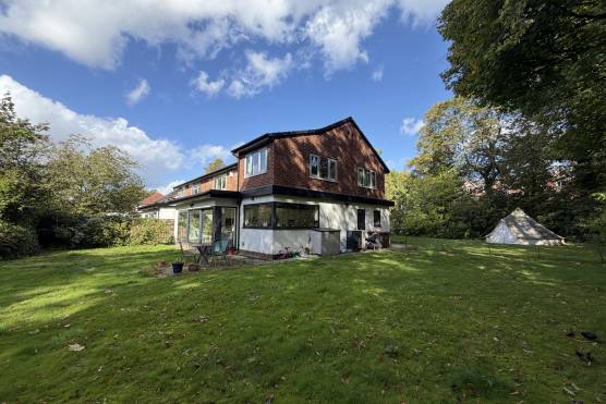 3580M 24 tv drama location house in Manchester large family garden.JPG