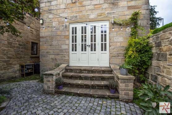 3154W 15 photo shoot location in leeds exterior with stone steps