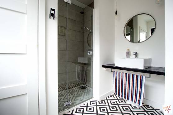 3183W 13 film location house in Leeds stylish bathroom