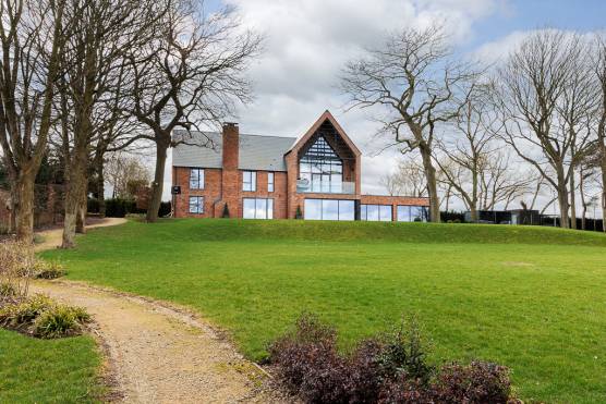 3452C 12 tv shoot location house in Cheshire large gardens