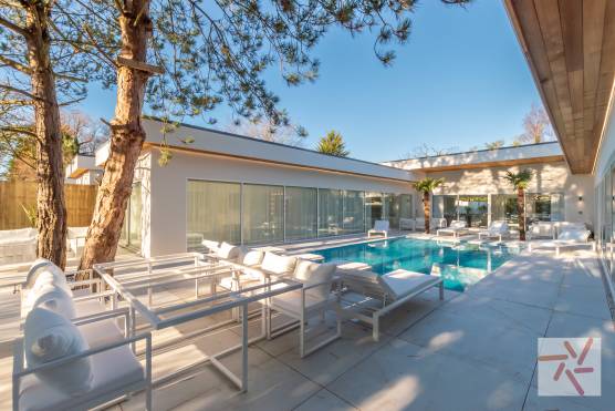 3383V 1 photo shoot location house in Merseyside white villa with outdoor swimming pool